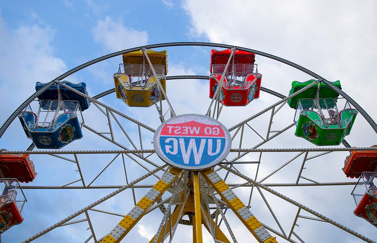 ferris wheel with 澳门新普京注册 shield on it